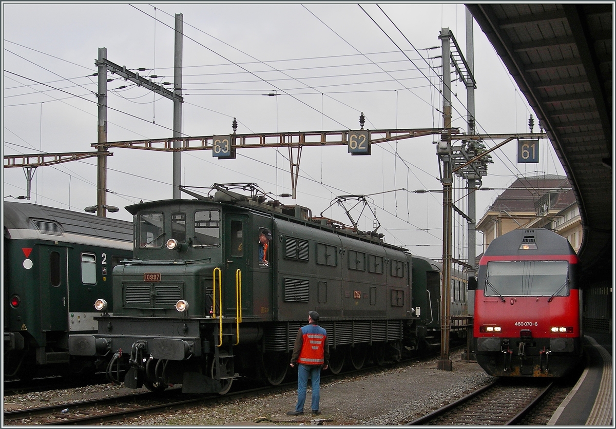Die SBB Ae 4/7 10997 wartet mit einem Extrazug in Lausanne neben der SBB Re 460 070-6 auf die Weiterfahrt.
1. Ma 2013