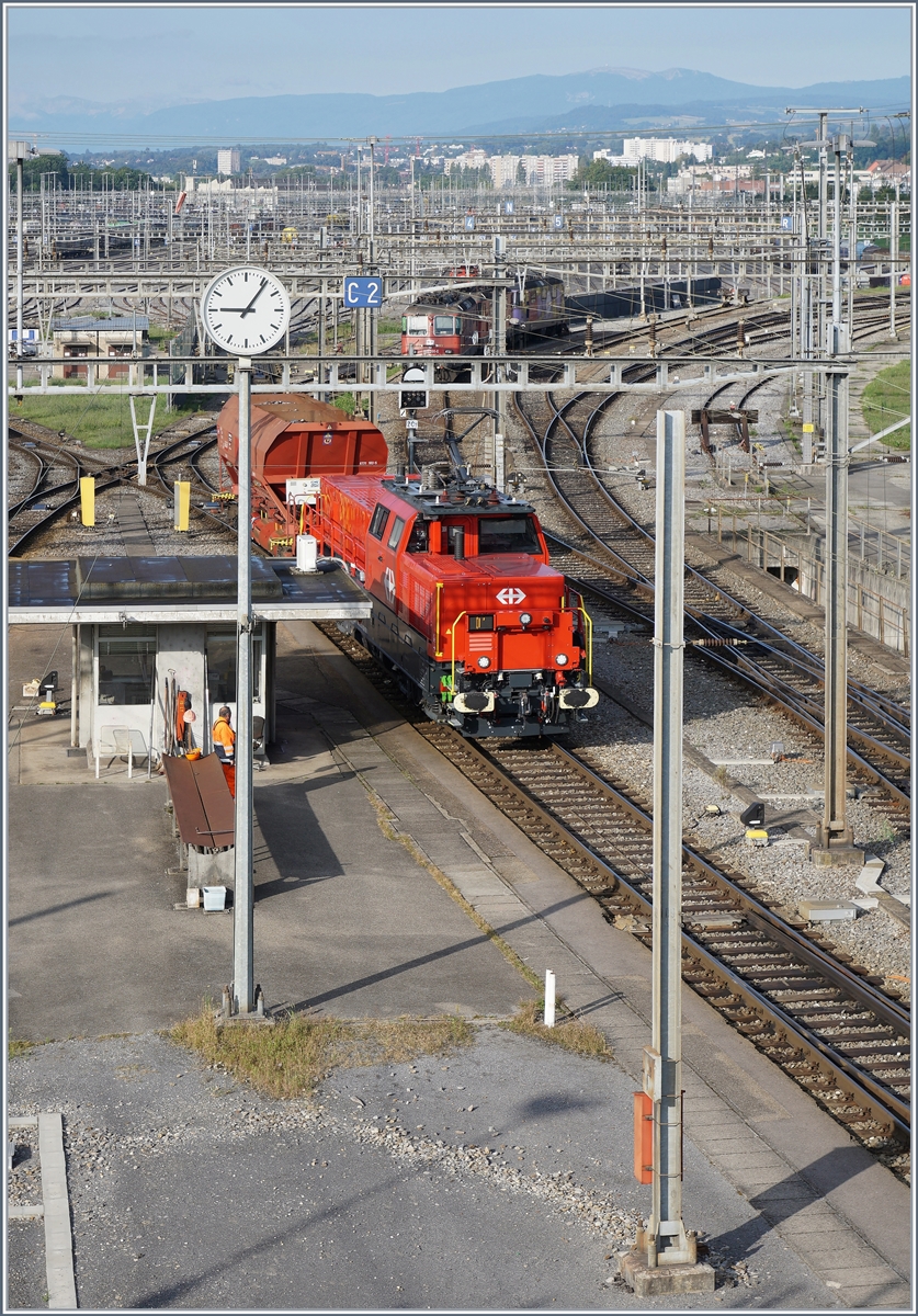 Die SBB Aem 940 haben nun auch in Lausanne Triage die Ee 6/6 abgelöst; im Bild die Aem 91 85 4 940 006-0, die erste Serienlok und somit auch mit der digitalen Anzeige welchen Rangierdienst sie ausführt.

2. Sept. 2020