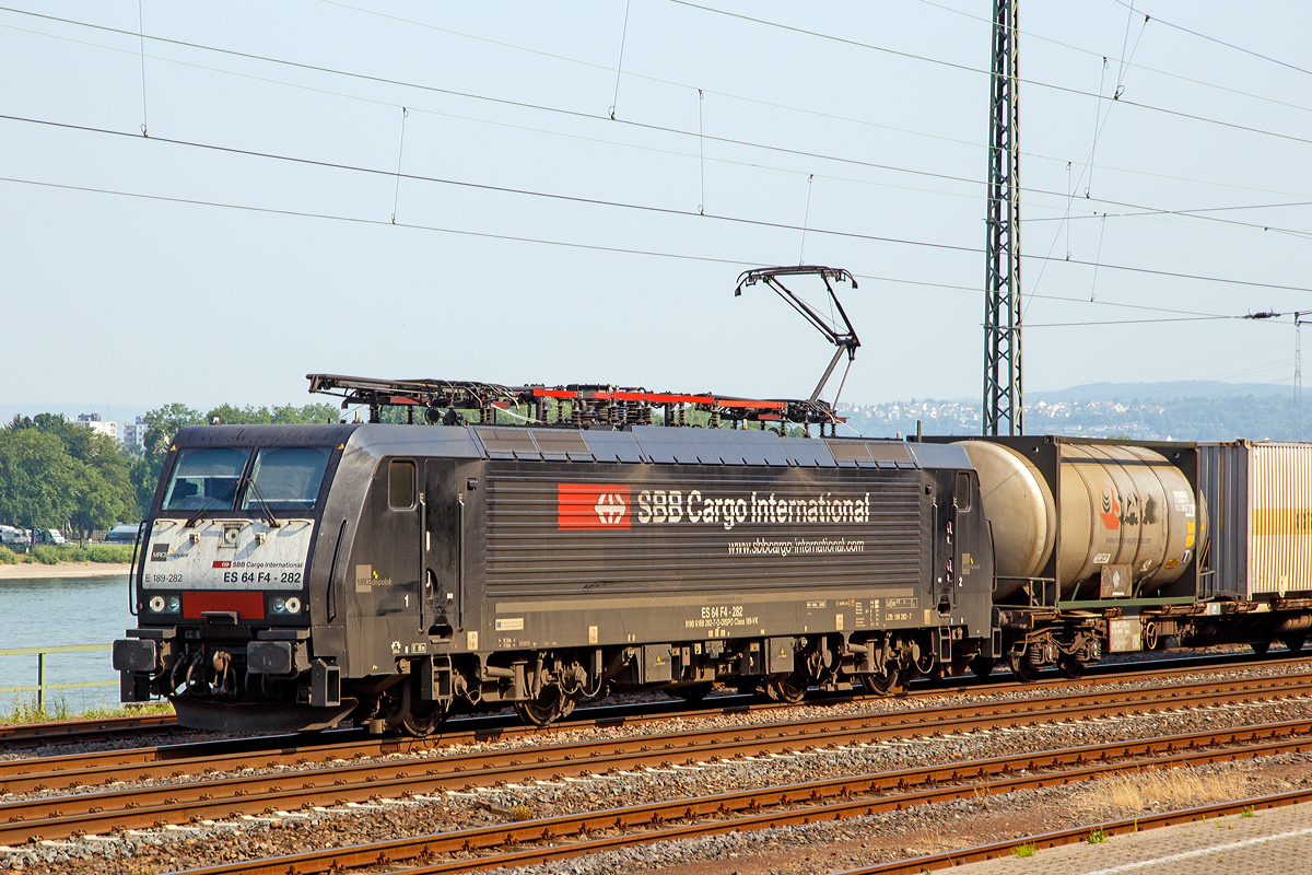 
Die von der SBB Cargo International angemietete MRCE Dispolok ES 64 F4-282 / 189 282-7 (91 80 6189 282-7 D-DISPO Class 189-VK) fährt am 03.07.2015 mit einem Containerzug durch Koblenz-Ehrenbreitstein in Richtung Süden. 

Die Lok wurde 2008 von Siemens unter der Fabriknummer 21489 gebaut. Sie hat das Länderpaket VK = Zulassung für Deutschlan und die Niederlande, so kann sie wohl nicht in die Schweiz fahren.