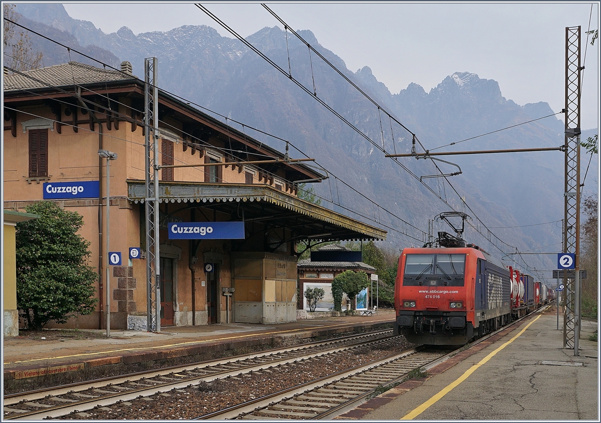 Die SBB Cargo International Re 474 016 fährt in Cuzzago mit einem Güterzug Richtung Domodossola.
29. Nov. 2018