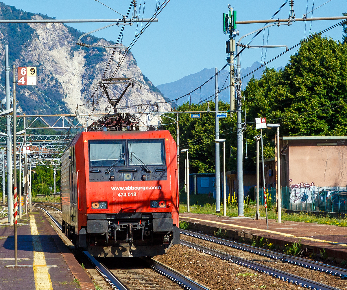 
Die SBB Cargo Re 474 018 (91 83 2474 018-5 I-SBBCI, Class 189-VF) ex E 474-018 SR rauscht am am 22.06.2016 durch den Bahnhof Stresa in Richtung Domodossola. 

Die Siemens ES64F4 ) wurde 2005 von Siemens unter der Fabriknummer 21142 gebaut. Von 2006 bis 2011 war sie für die NORDCARGO S.r.l. als E 474-018 SR unterwegs. 

Bei den SBB sind die Loks dieses Typs (deutsche BR 189) als Re 474 seit Mai 2005 im Einsatz. Es waren zunächst 18 Maschinen bestellt, es wurden jedoch aufgrund von Verzögerungen bei der Zulassung in Italien und anderer Probleme nur 12 übernommen.

Diese Schweizer Re 474 ist nach der UIC-Nummer eigentlich eine italienischen E 474, wobei in Italien es die Baureihe E.474 und die E.189 gibt, die Loks aber baugleich sind und sich lediglich an den Länderpaketen bzw. Zulassungen unterscheiden können.