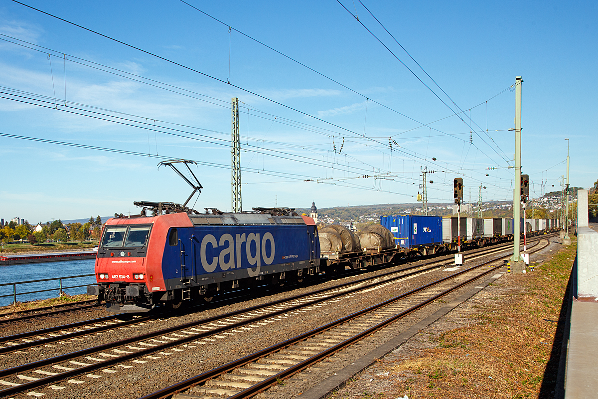 
Die SBB Cargo Re 482 014-8 (91 85 4482 014-8 CH-SBBC) fhrt am 13.10.2018 mit einem Containerzug durch Koblenz-Ehrenbreitstein in Richtung Sden. 

Die Bombardier TRAXX F140 AC1 wurde 2002 von Bombardier in Kassel unter der Fabriknummer 33539 gebaut, sie hat die Zulassung und Ausrstung fr die Schweiz und Deutschland. 