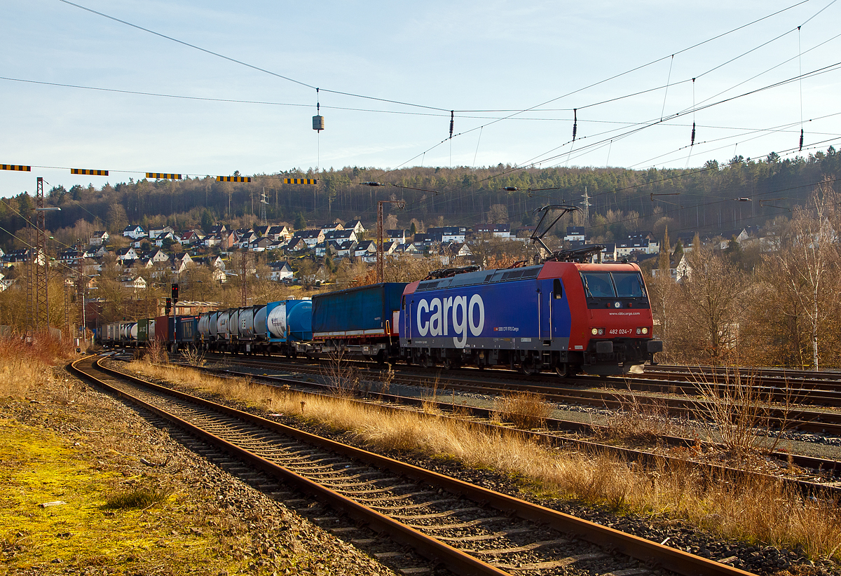 Die SBB Cargo Re 482 024-7 (91 85 4482 024-7 CH-SBBC) fährt am 20.02.2021 mit einem KLV-Zug durch Siegen (Kaan-Marienborn) in Richtung Norden bzw. Giersbergtunnel. Nochmal einen lieben Gruß an den netten Lokführer zurück.

Die TRAXX F140 AC1 wurde 2003 von Bombardier in Kassel unter der Fabriknummer 33590 gebaut und an die SBB Cargo AG geliefert. Sie hat die Zulassungen und Zugbeeinflussungssysteme für die Schweiz und Deutschland.
