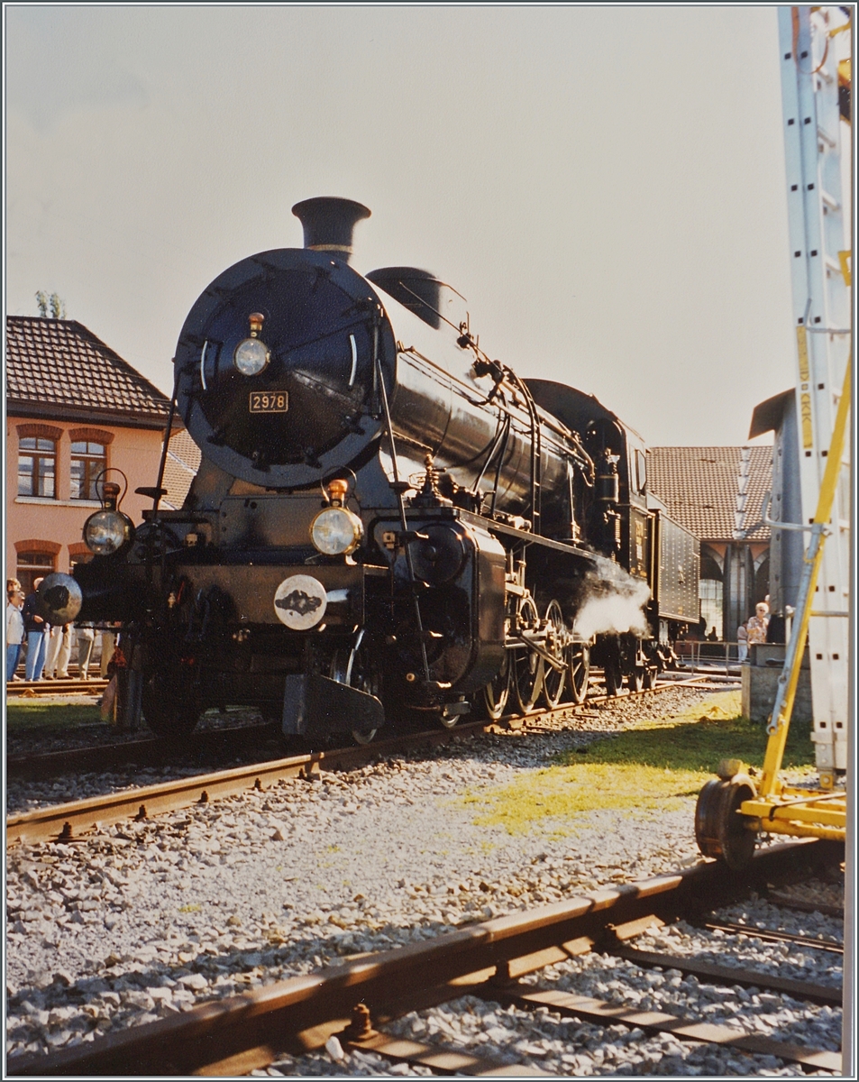 Die SBB Historic C 5/6 2978  Elefant  bei den Feierlichkeiten  150 Jahre Schweizer Bahnen  (1847-1997) in Delémont bei der Drehscheibe. 

Analogbild vom Sommer 1997