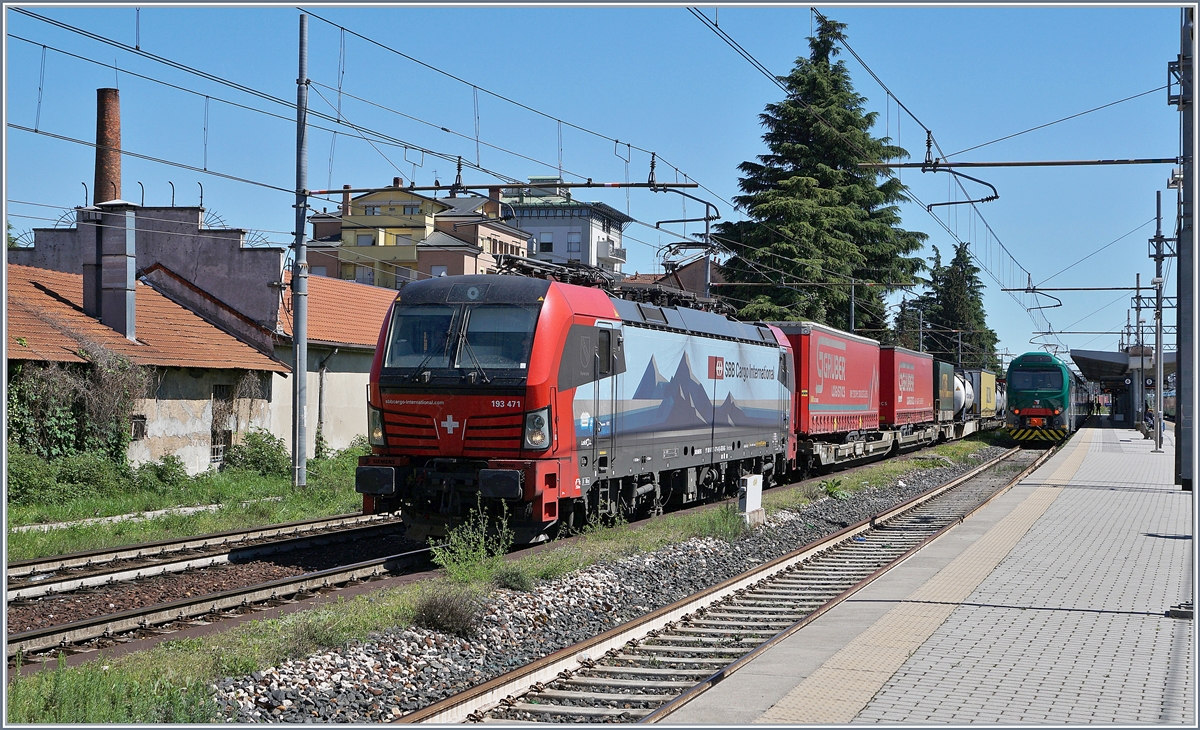 Die SBB International  Re 475 471  Karlsruhe  (UIC 91 806193 471-0 D-SIEAG) mit einem langen Güterzug in Gallarate. 

27. April 2019 