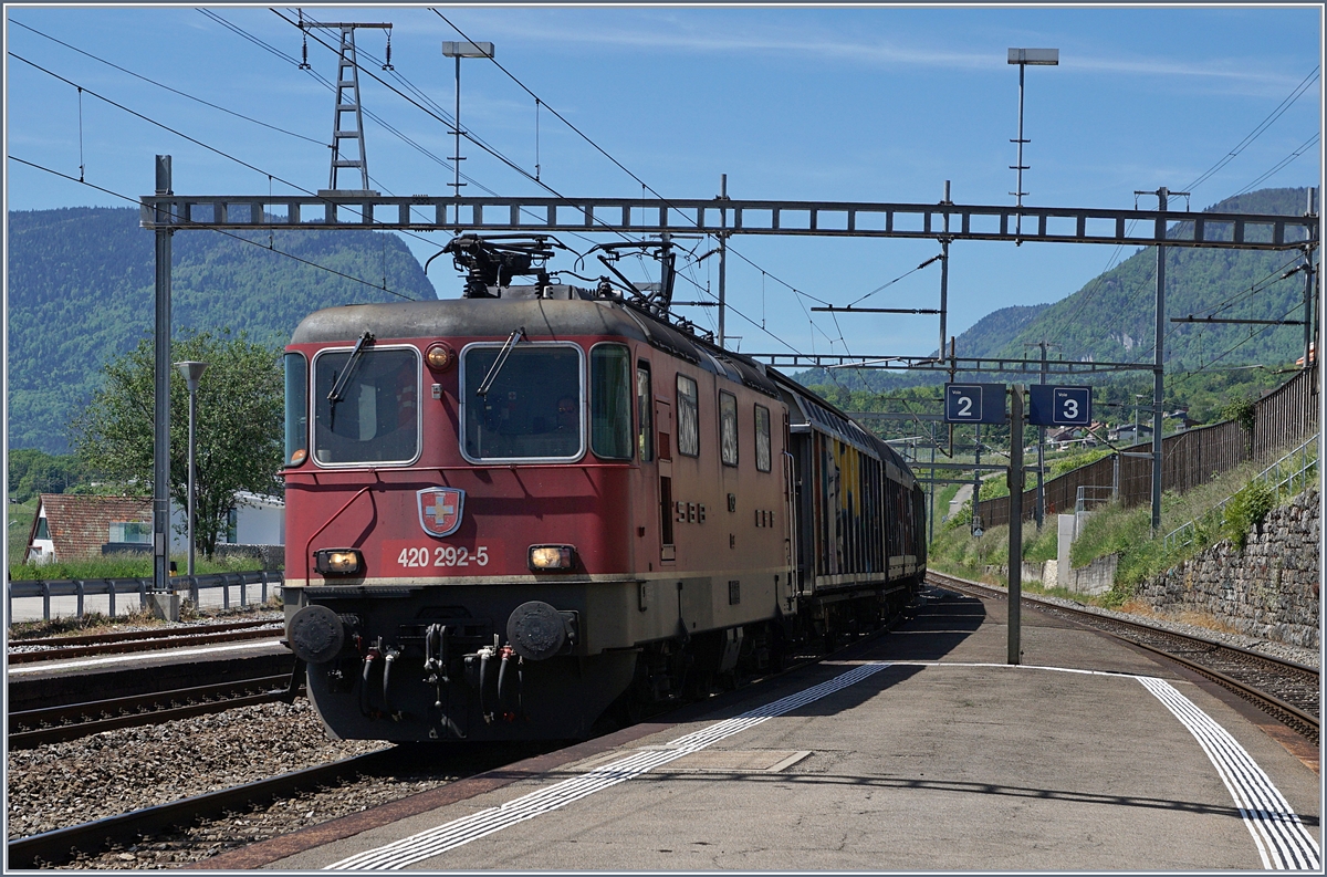 Die SBB Re 420 292-5 mit einem Güterzug bei der Duchrfahrt in Auvernier. 
16. Mai 2017