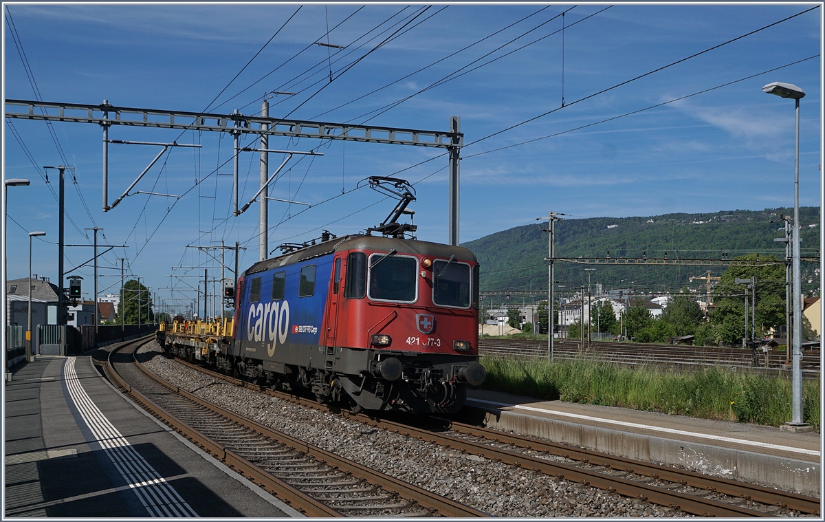 Die SBB Re 421 377-3 fährt mit einem Güterzug durch die Haltestelle Biel Mett, rechts im Bild ist der Rangierbahnhof zu sehen.
16. Mai 2017