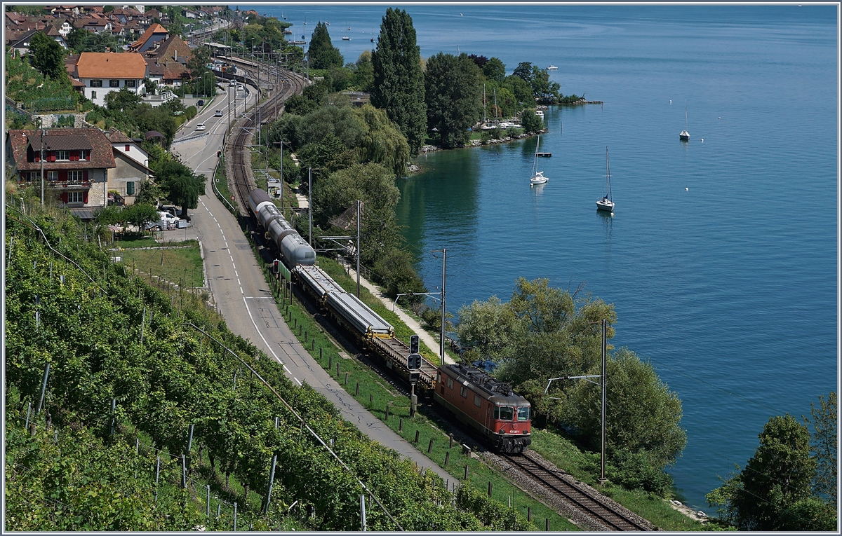 Die SBB Re 430 357-4 ist mit einem kurzen Güterzug bei Ligerz in Richtung Twann unterwegs. 14. August 2019