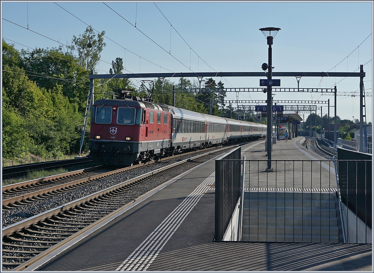 Die SBB Re 4/4 11191 ist bei Chambésy mit einem HVZ IR auf dem Weg nach Genève. 

19. Juni 2018