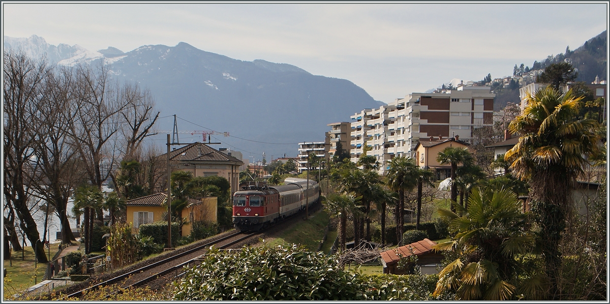 Die SBB Re 4/4 II 11111 mit ihrem IR 2328  Locarno - Arth-Gloldau kurz nach der Abfahrt in Locano.
18. März 2015