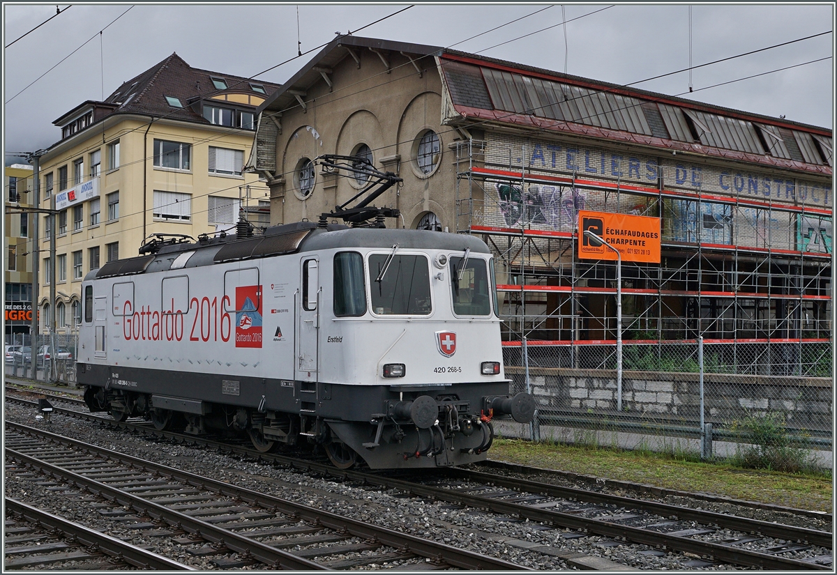 Die SBB Re 4/4 II  Erstfeld  (Re 420268-5) vor den alten Hallen der  Ateliers de Construction de Vevey  in Vevey. 
17. Juni 2016