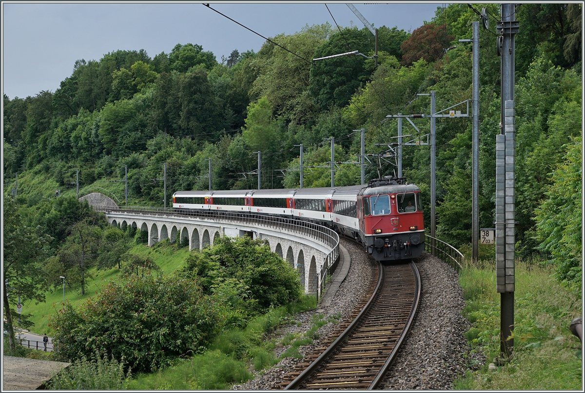 Die SBB Re 4/4 II 11153 erreicht mit einem IR nach Schaffhausen die Haltestelle Neuhausen am Rheinfall.
18. Juni 2016