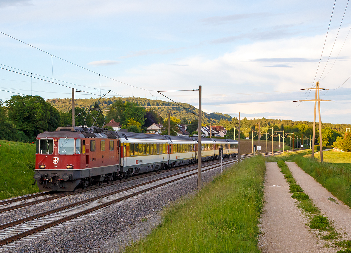 
Die SBB Re 4/4 II - 11112 bwz. Re 420 112-5 (91 85 4 420 112-5 CH-SBB) fährt am 17.06.2016, mit dem IC 283 (Suttgard Hbf - Singen - Zürich HB), durch Bietingen in Richtung Schaffhausen.