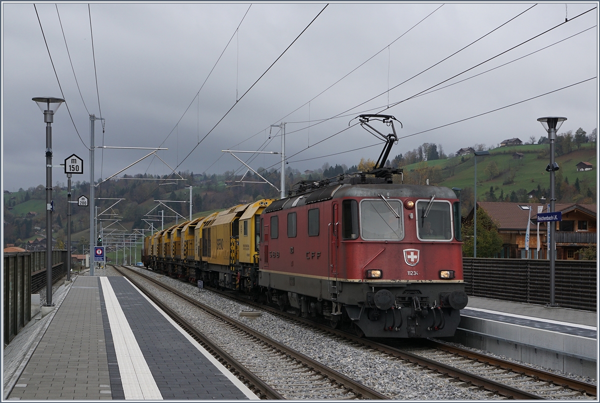 Die SBB Re 4/4 II 11234 mit einem Gleisbauzug bei der Durchfahrt in Mülenen.
30. Okt. 2017