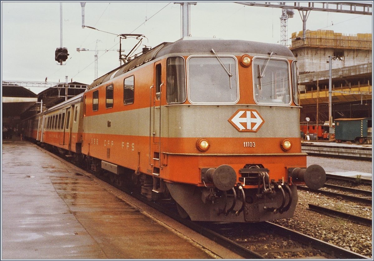Die SBB Re 4/4 II 11103 wartet mit einem EW III Pendelzug in Luzern auf die Abfahrt nach Zürich. 

Analogbild vom Sommer 1987