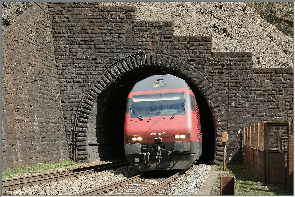 Die SBB Re 460 017-7 verlässt den 1509 Meter langen Pianotondo Kehrtunnel in der Biaschina.
3. April 2013