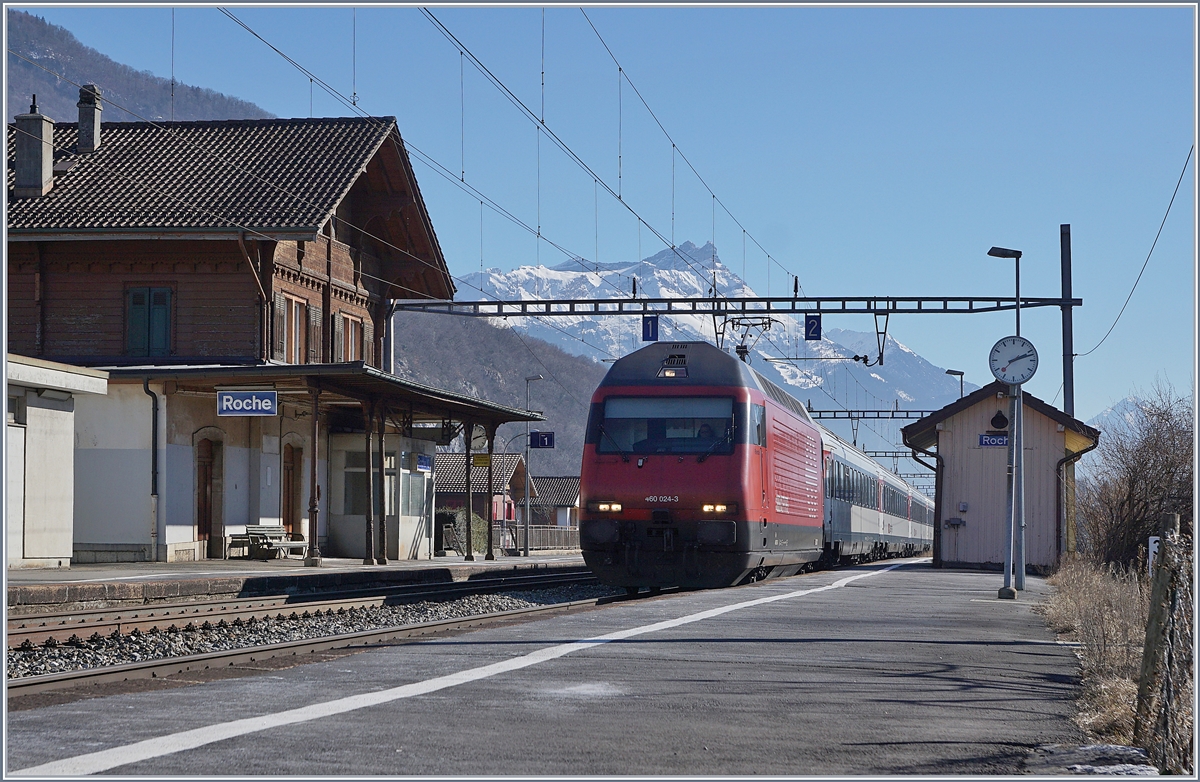 Die SBB Re 460 024-3 auf dem Weg nach Lausanne bei der Durchfahrt in Roche VD. 

17. Feb. 2019