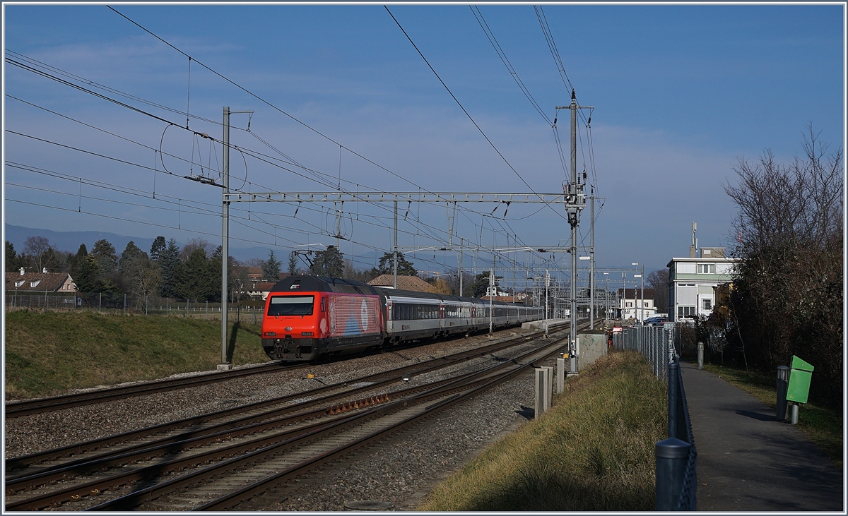 Die SBB Re 460  100 Jahre Zirkus KNIE  schiebt in Coppet ihren IR90 Richtung Wallis.

21. Jan. 2020