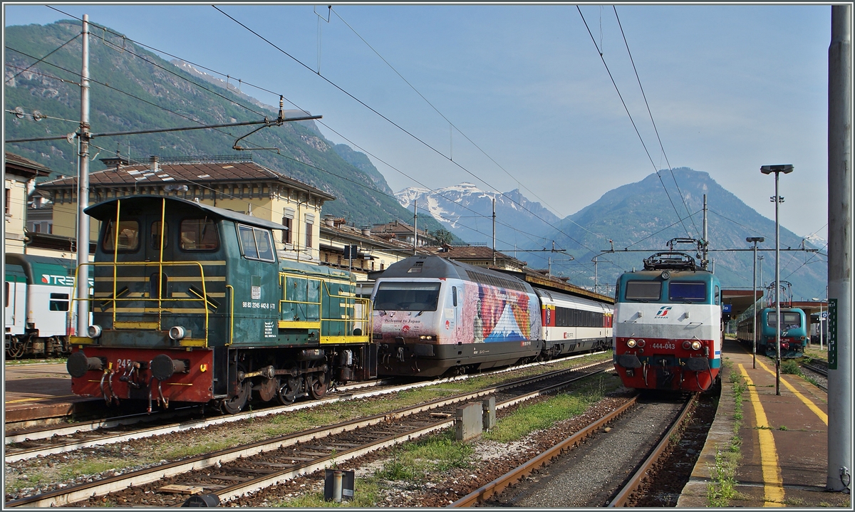 Die SBB Re 460  Willkommen in Japan  hat mit dem EC 329 Domodossola erreicht und wird nun von der FS 444 abgelst. Besorgte Frher in der Regel die neue Zuglok dass Lokwechsel Manver, wurde hier eine FS Rangierlok eingteilt, welche die SBB RE 460 in den Wechselstromteil des Bahnhofes zurckstossen wird. 
13. Mai 2015