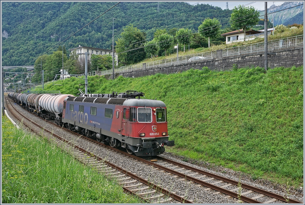 Die SBB Re 6/6 11675 (Re 620 075-2)  Gelterkinden  mit einem Kesselwagenzug bei Villeneuve. 

24. Juli 2020