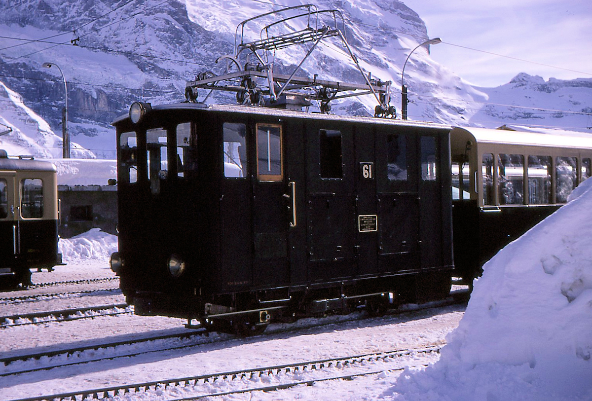 Die schwarze Lok 61 auf der Kleinen Scheidegg, kurz vor ihrem (ersten) Verkauf an die Schynige Platte Bahn, 30.März 1970. 