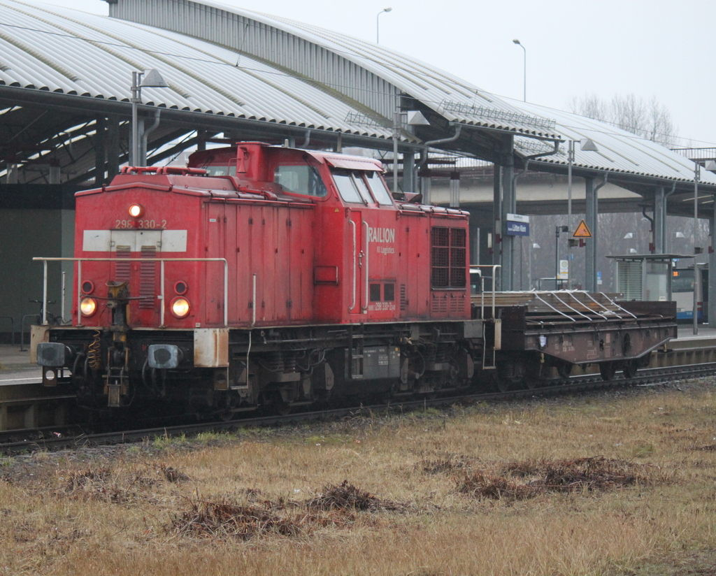Die Seddiner 298 330-2  Mit �bergabe von Rostock-Seehafen nach Warnem�nde Werft bei der Durchfahrt im Haltepunkt Rostock-L�tten Klein.21.02.2015 