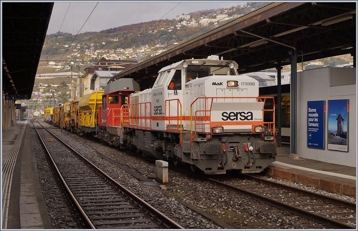 Die Sersa Group Am 843 151 TRUDY (UIC 98 85 5843 151-2 CH-SERSA) wartet in Vevey mit einem Gleisbauzug auf die Weiterfahrt.

18. Nov. 2019