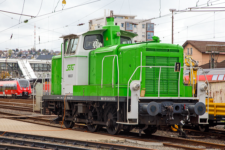 
Die SETG V60.01 (98 80 3361 234-8 D-SETG) ist am 28.10.2018 im Sdwestflische Eisenbahnmuseum in Siegen abgestellt.

Die V60 der schweren Bauart wurde 1963 von MaK unter der Fabriknummer 600470 gebaut und als V 60 1234 an die DB geliefert, 1968 erfolgte die Umzeichnung in 261 234-9, eine weitere Umzeichnung (nach Einstufung als Kleinlok) in 361 234-8 erfolgte 1987. 

Nach der Ausmusterung 2001 bei der DB ging sie ans DB Museum, welches bis 2007 Eigentmerin war. 2007 ging sie an die ELV - Eisenbahn Logistik Vienenburg als V 60 234 (98 80 3361 234-8 D-ELV), bis sie 2017 an die SETG - Salzburger Eisenbahn TransportLogistik GmbH ging.