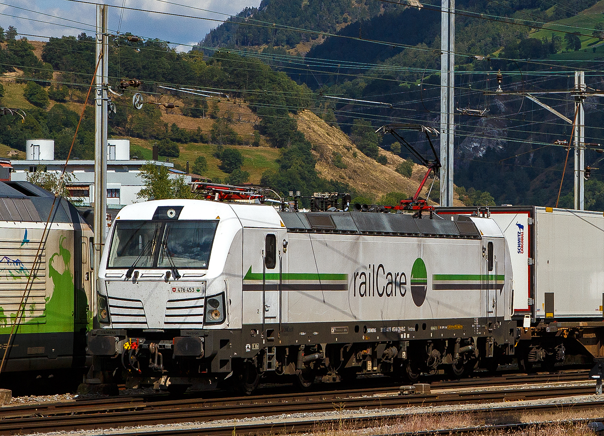 Die Siemens Vectron AC DPM (Diesel Power Modules) bzw. LM (Last Mile Diesel) Rem 476 453 „Waadt / Vaud“ (91 85 4476 453-6 CH-RLC) der railCare AG fährt am 07.09.2021 vom Simplon kommend durch Brig in Richtung Spiez. 

Die Lok wurde 2007 Siemens in München-Allach unter der Fabriknummer 22292 gebaut.

Diese topmodernen Lokomotiven weisen eine Leistung von 6.400 kW (8.700 PS) auf. Das eingebaute Diesel-Power-Modul ermöglicht das Rangieren ohne Fahrdraht. Zusätzlich sind die Vectron-Lokomotiven von Siemens mit einer Funkfernsteuerung  und einer halbautomatischen Bremsprobe ausgerüstet. Die sieben Loks der railCare AG mit Sitz in Härkingen haben die Zulassungen für Deutschland, Österreich und die Schweiz (D / A / CH) und Höchstgeschwindigkeit von160 km/h. Sie wurden 2017 bis 2018 von Siemens in München-Allach gebaut.

Die Entwicklung der Siemens Lokomotive Vectron basiert auf den Erfahrungen der erfolgreichen EuroSprinter beziehungsweise deren Weiterentwicklung Siemens ES 2007 (NMBS/SNCB-Reihe 18/19) ersetzt. Ausgereifte und bewährte Technik ist mit Flexibilität und Modularität kombiniert. Die Vectron Lokomotive ist für die vielfältigsten Verkehrsaufgaben konzipiert. Ob im nationalen oder grenzüberschreitenden Verkehr, ob im Personen- oder Güterverkehr. Es werden vier elektrische Versionen und eine dieselelektrische Version der Lokomotivplattform angeboten. Die hier gezeigten Vectron Lokomotiven sind als AC – Lokomotiven (Wechselstromlok) mit 6.400 kW Leistung) konzipiert und haben ein Diesel Power Modules (DPM) / Rangiermodul bzw. Last Mile (LM).

Die äußere Gestaltung der Vectron-Lokomotiven unterscheidet sich nur wenig von der der Siemens ES 2007; insbesondere wird das der Crashnorm entsprechende Kopfmodul bis auf einige Detailänderungen, etwa Rückblickkamera statt Seitenfenster, übernommen. Innen ist der neue Typ hingegen komplett anders aufgebaut. Der Maschinenraum besitzt im Gegensatz zur Bombardier TRAXX einen geraden Mittelgang, an dessen Seiten alle Komponenten einen festen Platz haben. In einem unter dem Boden verlaufenden Kanal verlaufen die Steuerleitungen und Druckluftrohre. Die Radsätze werden über gefederte Ritzel-Hohlwellen angetrieben.

Der Vectron unterstützt mit einer optimierten Systemauslegung und vielfältigen Funktionen für energieoptimales Abstellen. Der elektrische Vectron ermöglicht eine erhöhte elektrische Bremskraft von 240 kN. Die rückgewonnene Energie wird hocheffizient für die Versorgung von Hilfsbetrieben genutzt bzw. und wo möglich ins Netz zurückgespeist. 

Technische Daten, der Vectron AC DPM  (railCare AG)
Spurweite: 1.435 mm
Achsformel: Bo'Bo'
Länge über Puffer: 18.980 mm
Drehzapfenabstand: 9.500 mm
Achsabstand im Drehgestell: 3.000 mm
Breite: 3.012 mm
Höhe:  4.248 mm
Raddurchmesser : 1.250 mm (neu) / 1.160 mm (abgenutzt)
Gewicht:  90 t
Spannungssysteme: 15 kV, 16,7 Hz AC (Wechselstrom)
Max. Leistung am Rad:  6.400 kW 
Leistungsfaktor:  nahe 1
Höchstgeschwindigkeit: 160 km/h
Anfahrzugskraft:  300 kN
Dauerzugkraft:  250 kN
Elektrische Bremskraft: 240 kN
Leistungsdaten DPM (Diesel Power Modul):
Max. Geschwindigkeit : 40 km/h
Leistung: 180 kW (160 kW am Rad)
Kraftübertragung: Ritzelhohlwellenantrieb
Lichtraumprofil: UIC 505-1