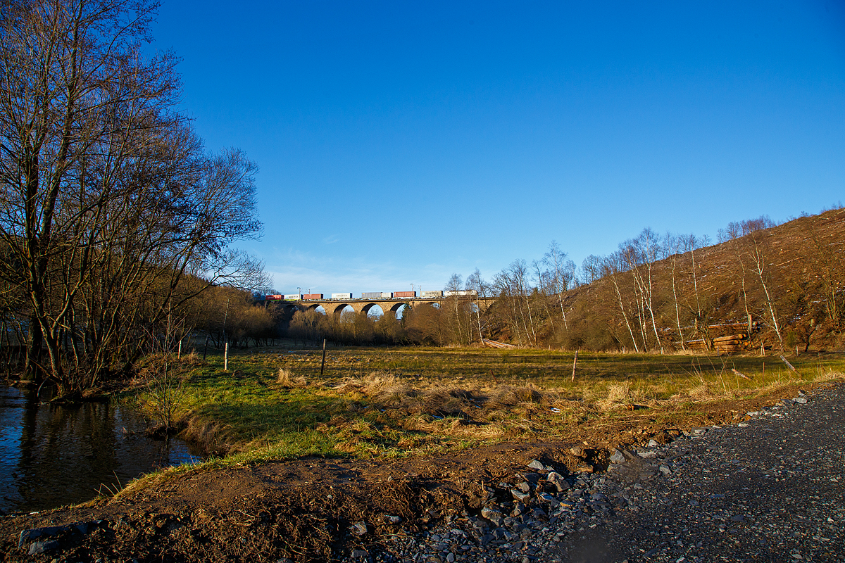 Die Siemens Vectron MS 193 961 (91 80 6193 961-0 D-SIEAG) fährt am 11.01.2022 mit einem langen Containerzug über den Rudersdorfer Viadukt in Richtung Dillenburg.

Die Siemens Vectron MS der Variante A39 wurde 2020 von Siemens in München-Allach unter der Fabriknummer 22784  gebaut. Sie hat die Zulassungen für Deutschland, Österreich, Schweiz, Italien, Niederlande und Belgien (D/A/CH/I/NL/B).