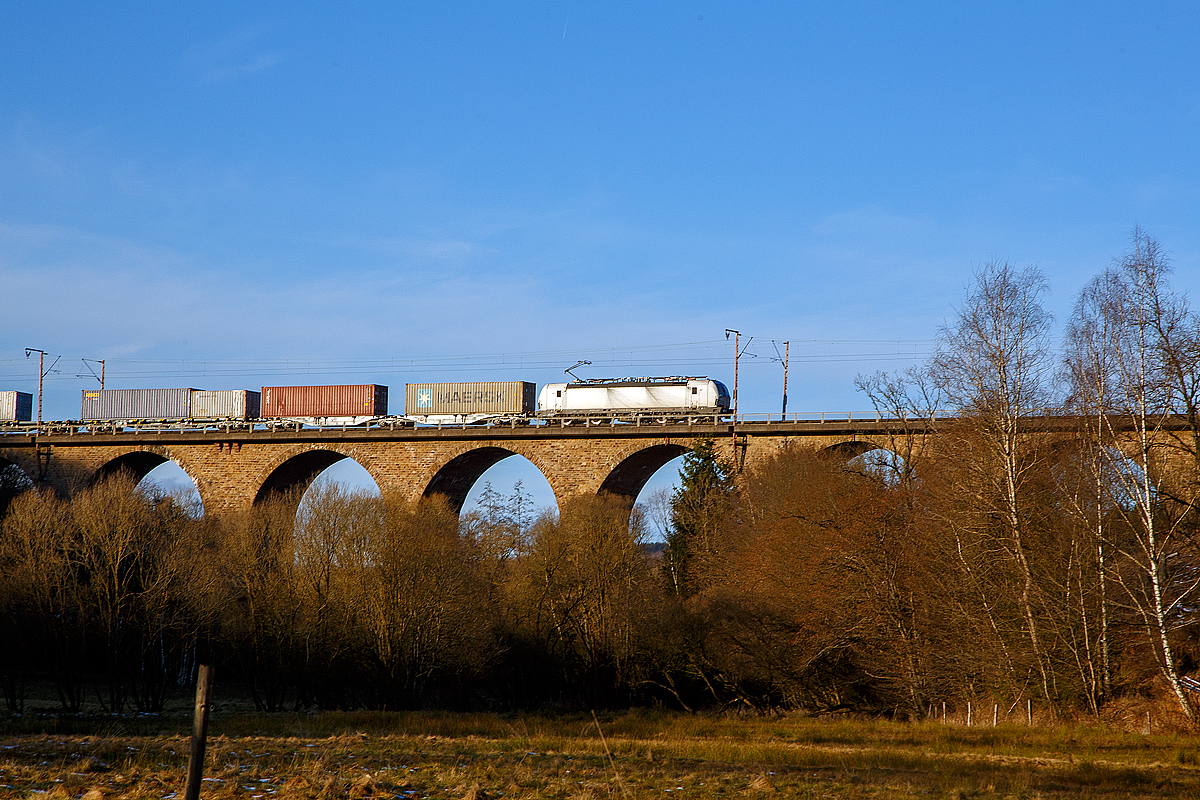 Die Siemens Vectron MS 193 961 (91 80 6193 961-0 D-SIEAG) fährt am 11.01.2022 mit einem langen Containerzug über den Rudersdorfer Viadukt in Richtung Dillenburg.

Die Siemens Vectron MS der Variante A39 wurde 2020 von Siemens in München-Allach unter der Fabriknummer 22784  gebaut. Sie hat die Zulassungen für Deutschland, Österreich, Schweiz, Italien, Niederlande und Belgien (D/A/CH/I/NL/B).