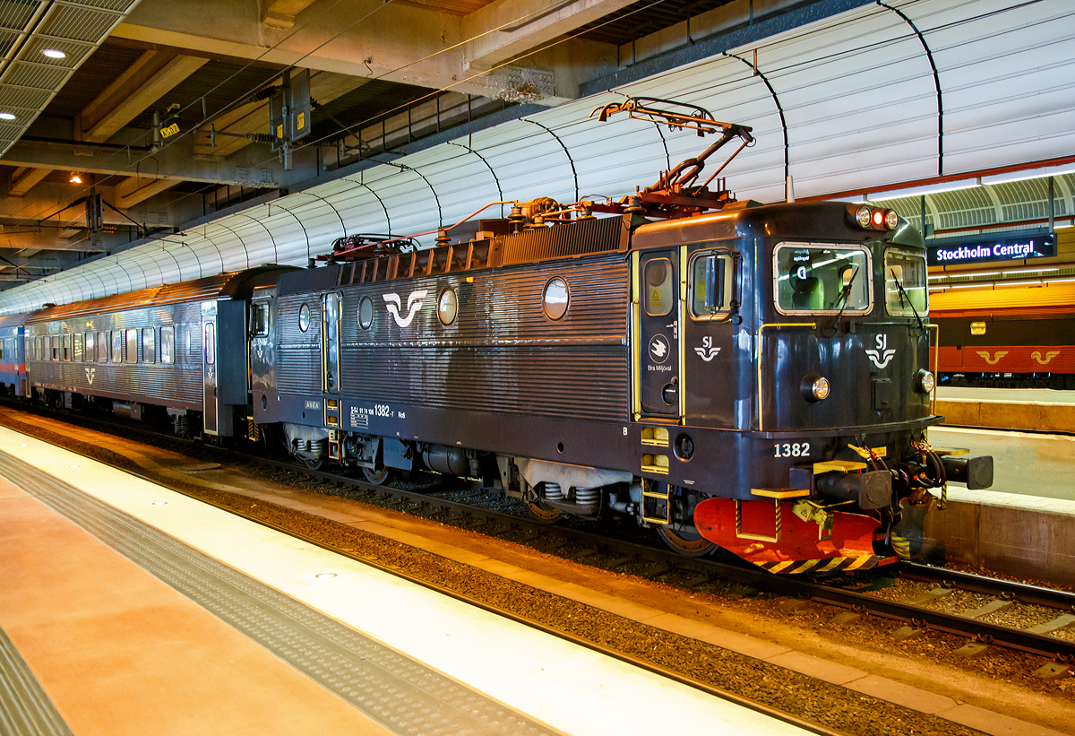 
Die SJ (schwedische Staatsbahnen Statens Järnvägar) Rc6U 1382 (S-SJ 91 74 1061 382-7), ex SJ Rc5 1382, hat am 21.03.2019 mit einem Personenzug Stockholm Central erreicht.

Die Bauserie Rc6 war die letzte original gebaute Serie. Die 40 Lokomotiven wurden zwischen 1985 und 1988 gebaut und erhielten die Nummer 1383–1422. Wie die Rc3 waren sie ab Werk so ausgelegt, dass ihre Höchstgeschwindigkeit 160 km/h betrug.

Der steigende Bedarf der SJ an schnellfahrenden Lokomotiven für Reisezüge mit einer Höchstgeschwindigkeit von 160 km/h führte dazu, dass zwischen 1992 und 1995 alle Rc5-Lokomotiven in Rc6 umgebaut wurden, zu dieen gehört auch diese (die Rc 6 1382)

Die Rc6 1348–1382 wurden mit SMS-Ausrüstung (schwedisch seriell multipelstyrning) versehen und intern mit der Baureihenbezeichnung Rc6U versehen. Dies wurde an den Fahrzeugen nicht angeschrieben, wird jedoch so im Fahrzeugplanungssystem, in den Fahrzeuglisten und den Werkstattsystemen so verwendet.

Diese Technik ermöglicht eine Vielfachsteuerung der Lokomotiven über UIC-Kabel. Sie wurde erstmals verwendet, als SJ drei Steuerwagen der Baureihe AFM7 für den Verkehr zwischen Stockholm und Uppsala beschafften. Die SMS-Ausrüstung war erforderlich, um die Lokomotive vom Steuerwagen aus bedienen zu können. Heute wird sie dort verwendet, wo Züge mit je einer Lok an jedem Ende bespannt werden, wie im Mälardalen, um kurze Wendezeiten der Züge zu erreichen.