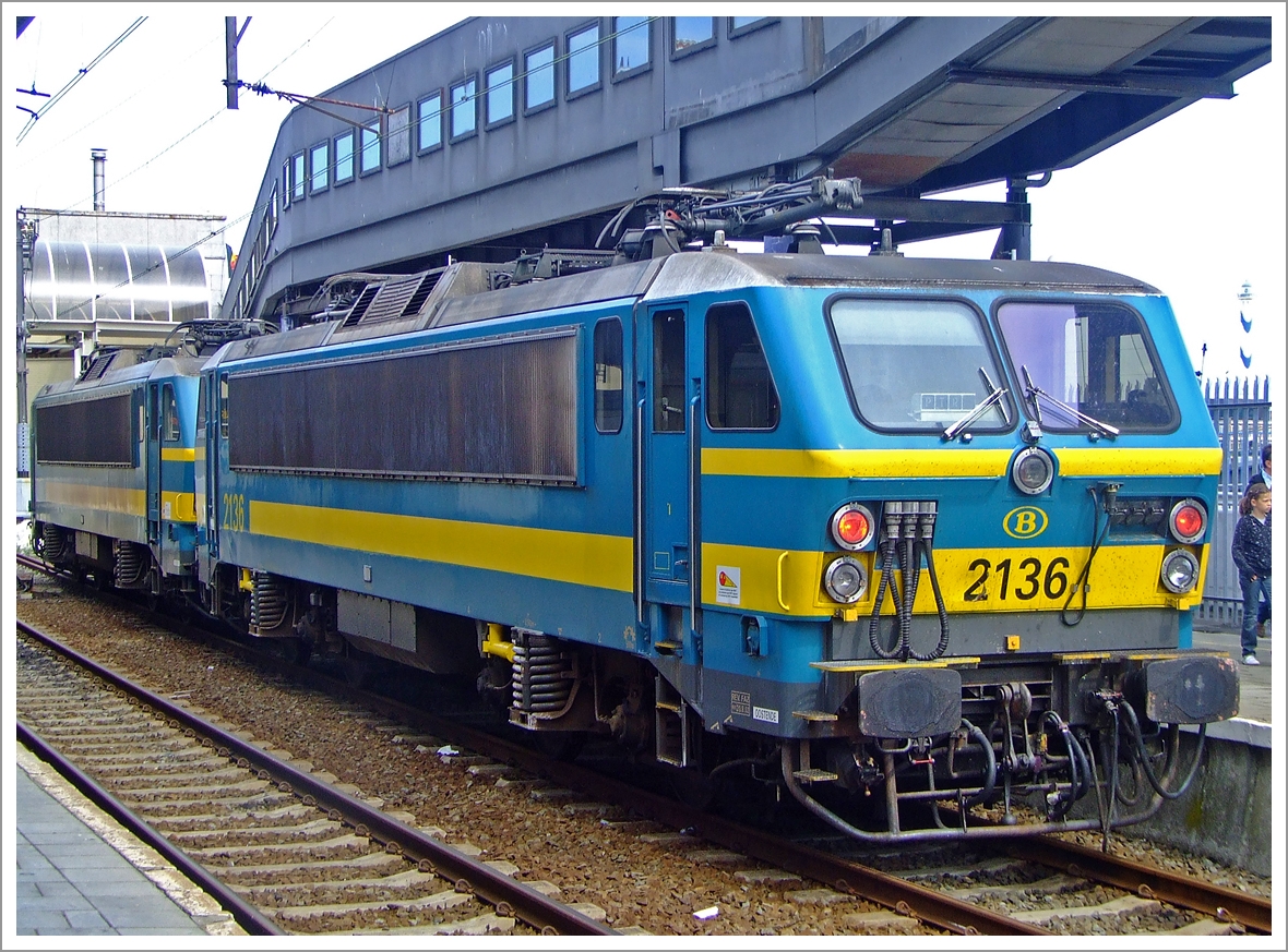 Die SNCB/NMBS HLE 2136 und eine weitere stehen am 02.08.2009 im Bahnhof Ostende (Oostende).