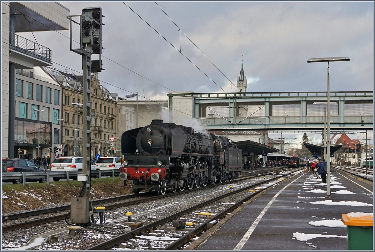 Die SNCF 241-A-65 manövriert sich an ihren Zug heran.
Konstanz, den 9. Dez. 2017