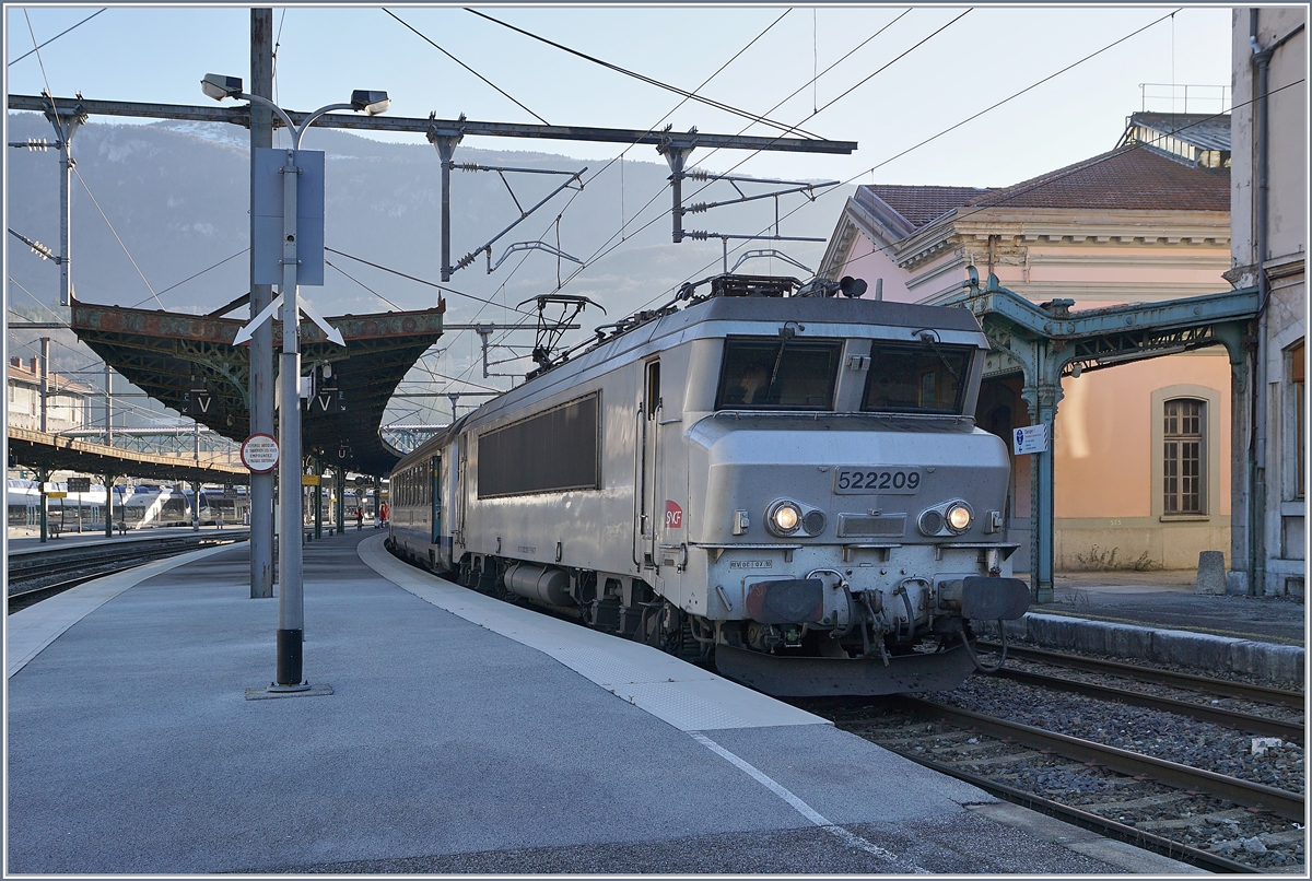 Die SNCF BB 22209 mit ihrem TER 96556 von Genève nach Lyon Part Dieu beim Halt in Bellegarde(Ain).

23. März 2019