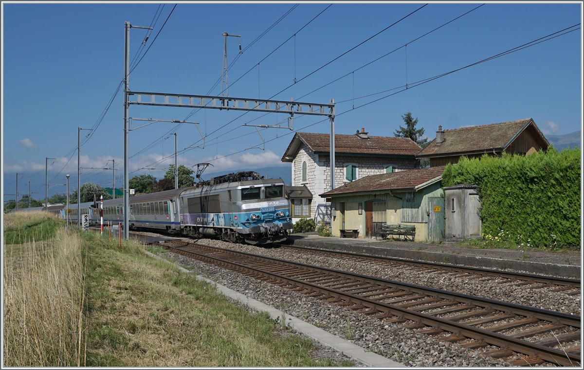 Die SNCF BB 22391 fährt mit ihrem TER von Lyon nach Genève bei der ehemalibne Haltestlle Bourdigny durch. 

19. Juli 2021