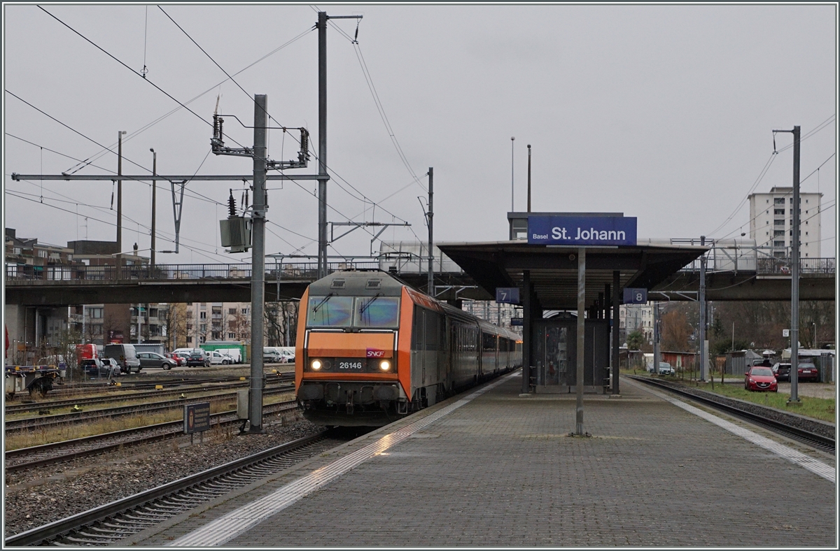 Die SNCF BB 26 146 fäht mit ihrem TER 200 96264 ohne Halt durch Basel St.Johan und wird in Küzre ihre Heimat erreichen.
5. März 2016