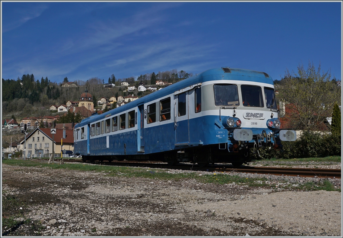 Die SNCF Dieseltriebzüge X 2800 wurden ab 1957 bei Decauville (X 2801 - X 2816) sowie bei Renault (X 2817 - X 2919) gebaut, also insgesamt 119 Stück. Die letzten X 2800 verkehrten noch bis 2009 im regulären Verkehr. Der hier zu sehende X ABD 2816 gehört der  Assosiation l'autrail X2800 du Haut Doubs  und ist im Rahmen einer Ostersonderfahrt in Morteau beim Rangieren zu sehen.

16. April 2022 