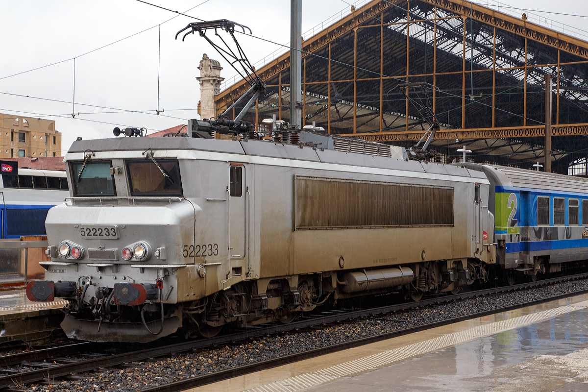 Die SNCF   nez cass en livre grise  (zu deutsch  gebrochene Nase in  grauer Farbgebung ) BB 22233 (91 87 0022 233- 7 F-SNCF) steht am 25.03.2015 mit einem Corail Toz (Intercity) im Bahnhof Marseille St-Charles zur abfahrt bereit.  An Hand der ersten Ziffer vor der Loknummer (5), kann man die die Zugehrigkeit zum Geschftsbereich der SNCF erkennen, die  5  steht fr TER (Regionalverkehr).

Die BB 22200 ist eine Zweissystemlokomotive fr den Einsatz sowohl auf dem mit 1,5 kV elektrifizierten Gleichstromnetz der SNCF als auch auf dem mit 25 kV 50 Hz elektrifizierten Wechselstromnetz. In den Jahren 1976 bis 1986 wurden von Alsthom in sechs Bauserien insgesamt 205 Lokomotiven gebaut.

In den 1970er-Jahren bentigte die SNCF neue Mehrsystemlokomotiven, um unter beiden Stromsystemen ohne Lokwechsel fahren zu knnen. Aus der ab 1971 gelieferten Baureihe BB 15000 und der ab 1976 gebauten Gleichstrombaureihe BB 7200 wurde die BB 22200 als Mehrsystemvariante entwickelt. Die Baureihenbezeichnung bildet die Summe aus denen der beiden Schwesterbauarten.

Technische Daten:
Gebaute Stckzahl: 205
Hersteller: Alstom
Baujahre: 1976–1986
Achsformel: B'B'
Lnge ber Puffer: 17.480 mm
Achsabstand im Drehgestell: 2.800 mm
Drehzapfenabstand: 9.694 mm
Dienstmasse: 90 t
Triebraddurchmesser (neu): 1.250 mm
Hchstgeschwindigkeit: 160 km/h (wenige umgebaute 200 km/h)
Dauerleistung: 4.360 kW
Stromsystem: 25 kV/50 Hz AC, 1,5 kV DC
Anzahl der Fahrmotoren: 2 (TAB 674)