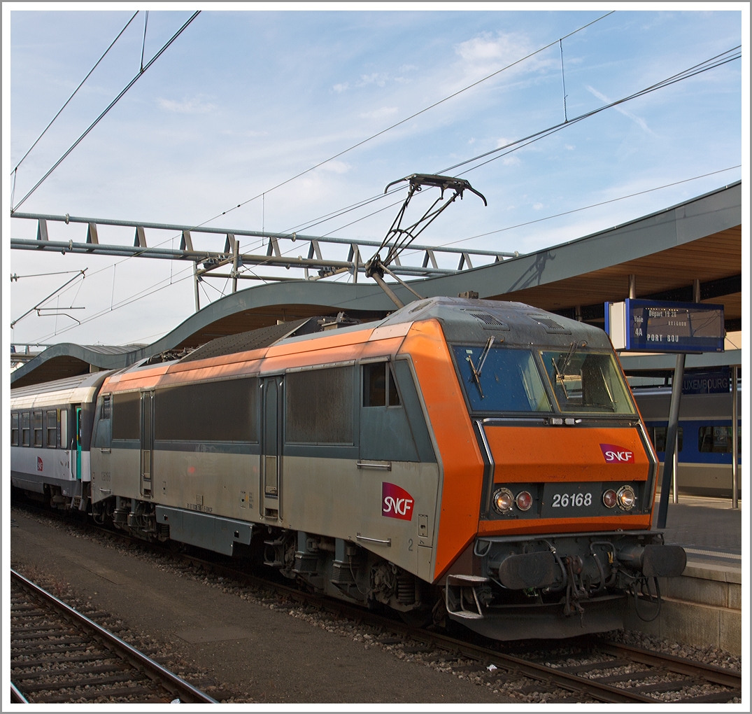 Die SNCF  Sybic  BB 26168 (NVR Nummer 91 87 0026 168-1 F-SNCF) steht am 16.06.2013 im Bahnhof Luxemburg Stadt mit dem TNC 4249 / TNC 4251 Luxemburg- Avignon - Nizza / Port Bou zur Abfahrt bereit. 

TCN =  Train de nuit confort (NACHTZUG KOMFORT)

Die Baureihe BB 26000 ist eine elektrische zweisystem mehrzweck Lokomotive der Société nationale des chemins de fer français (SNCF).  Sie wurde zwischen 1988 und 1998 von Alsthom (heute Alstom) in Belfort gebaut. 
Die BB 26000 ist auch unter dem Kunstnamen Sybic gut bekannt, dieses wurde aus synchrone für die Synchronmotoren und bicourant für die Zweisystemfähigkeit gebildet.

Technisch Daten:
Spurweite: 1.435 mm
Achsformel:  B'B'
Länge über Puffer:  17.710 mm
Dienstgewicht:  88,8 t
Radsatzfahrmasse:  22,2 t
Höchstgeschwindigkeit:  200 km/h
Dauerleistung:  5.600 kW
Anfahrzugkraft:  320 kN
Stromsystem:  25 kV/50 Hz AC; 1,5 kV DC
Anzahl der Fahrmotoren:  2
Antrieb:  Hohlwelle