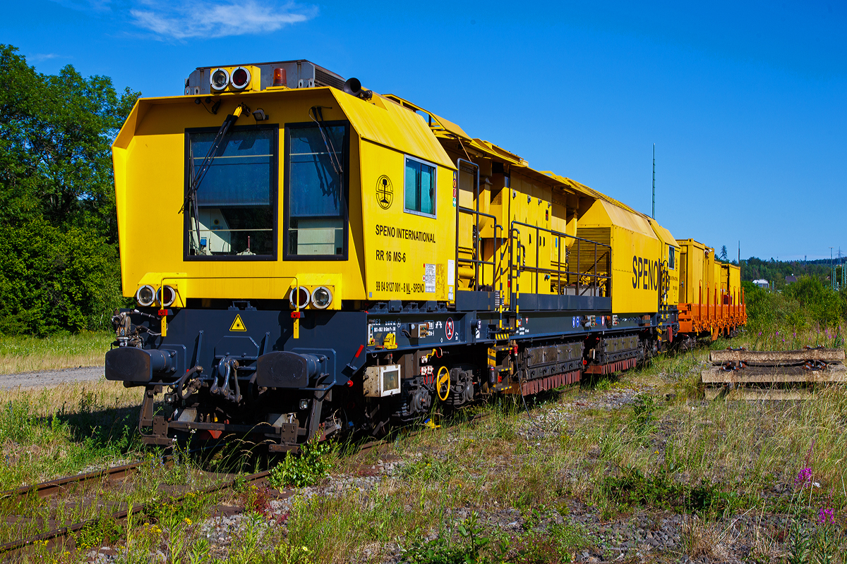 
Die SPENO Schienenschleifeinheit RR 16 MS-6, Schweres Nebenfahrzeug Nr. 99 84 9127 001-8 NL- SPENO, ist am 13.06.2020 in Betzdorf (Sieg) abgestellt. Zudem ist auch der zugeh. Schutzwagen 31 85 3936 163-0 CH-WASCO, der Gattung Res, beladen mit Werkstatt- und Aufenthaltscontainern, abgestellt.

Die  Schienenschleifeinheit RR 16 MS-6 wurde 2010 von MATISA Matériel Industriel S.A. (Crissier, Schweiz) unter der Fabriknummer 56026 gebaut und an die Speno International S.A. (Meyrin, Schweiz) geliefert. Die Maschine hat jedoch neue Drehgestelle der ELH (Eisenbahn Laufwerke Halle) aus dem Jahr 2018 bekommen (ELH Fabriknummer 47159 und 47160). 

Die Maschine ist für Schienenschleifarbeiten an Strecken und Weichen geeignet, die Bearbeitung ist in beide Fahrtrichtungen möglich. Im Netz ist leider wenige Daten der RR 16 MS vorhanden, so bin ich bei den Technischen Daten auf den selbst gesehenen Anschriften an der Maschine angewiesen. 

TECHNISCHE DATEN:
Spurweite: 1.435 mm (Normalspur)
Achsformel: B'B'
Länge über Puffer: 21.920 mm 
Drehzapfenabstand: 14.700 mm
Achsabstand im Drehgestell: 1.800 mm
Laufraddurchmesser: 920 mm (neu)
Eigengewicht: 86.700 kg
Dienstgewicht: 88.900 kg
Motorleistung: 708 kW
Höchstgeschwindigkeit: 100 km/h (Eigen und geschleppt)
Bremse: 2x KE-GPmZ
Bremsgewichte (je Drehgestell): P=34t G=24 t
kleinster bef. Gleisbogen: 80 m
Zul. Anhängelast: 120 t
Zur Mitfahrt zugel. Personenzahl: 6
Kraftstoffvorrat: 2.800 l  (Diesel)
Zugelassen für Streckenklasse D2 und höher