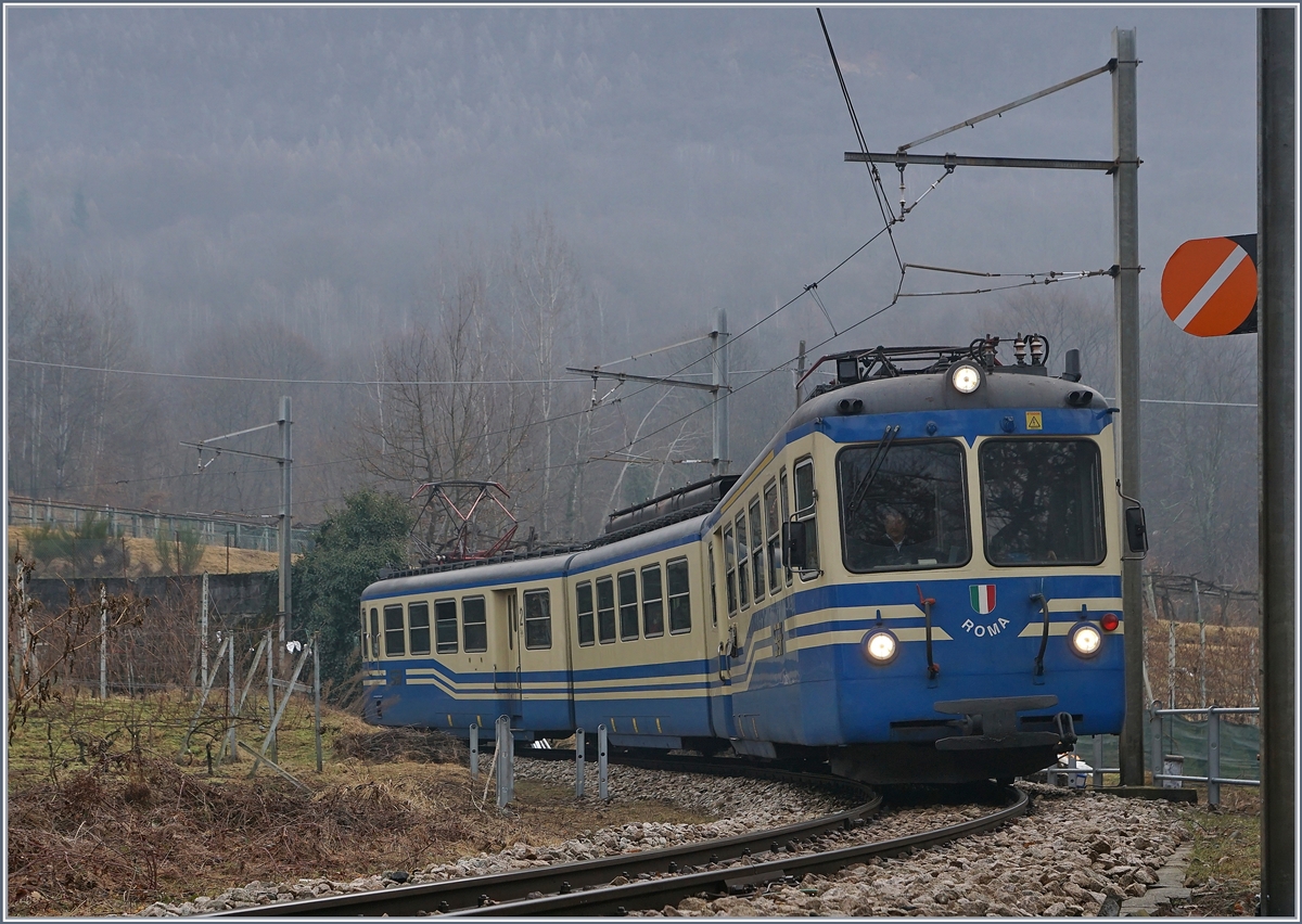 Die SSIF Società Subalpina di Imprese Ferroviarie hat für den Jahresfahrplan 2017 beachtenswerte Änderungen aufgegleist: Die Saisonunterschiede fallen fast gänzlich weg, der Regionalzug-Umfauf ist vereinfacht und so verkehrt fast jede Stunde zwischen Re und Domodossola ein Schnell- oder Regionalzug. Gerade der neuen Regionalzugumlauf lies die Befürchtung aufkommen, dass nun die  alten  ABe 8/8 und ABe 6/6 überflüssig sind. Doch ein Augenschein vor Ort zeigte: Zumindest die ABe 8/8 sind weiterhin im Einsatz. Das Bild zeigt den Ferrovia Vigezzina ABe 8/8 21  Roma  als Schnellzug D 32 von Locarno nach Domodossola kurz nach Trontano. 31. Jan. 2017