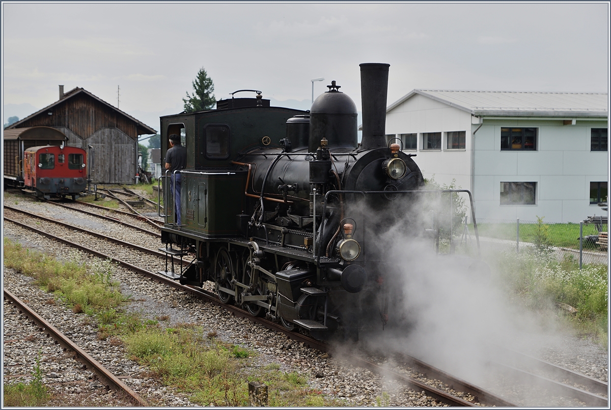 Die ST E 3/32 N° 5  Tigerli  rangiert dampfend in Triengen.
27. Aug. 2017