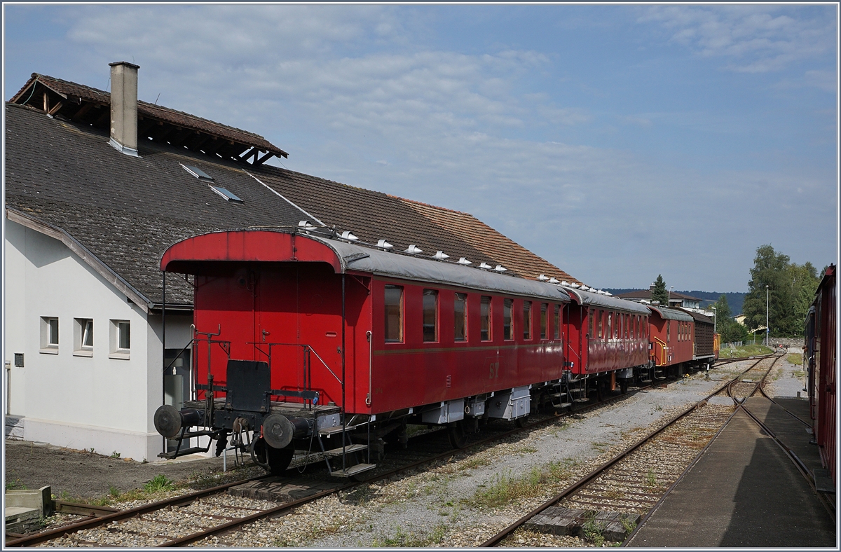 Die ST Personnenwagen B 3 N°4 und N° 3 sowie ein Dienst- und Güterwagen in Triengen. 
27. Aug. 2017 