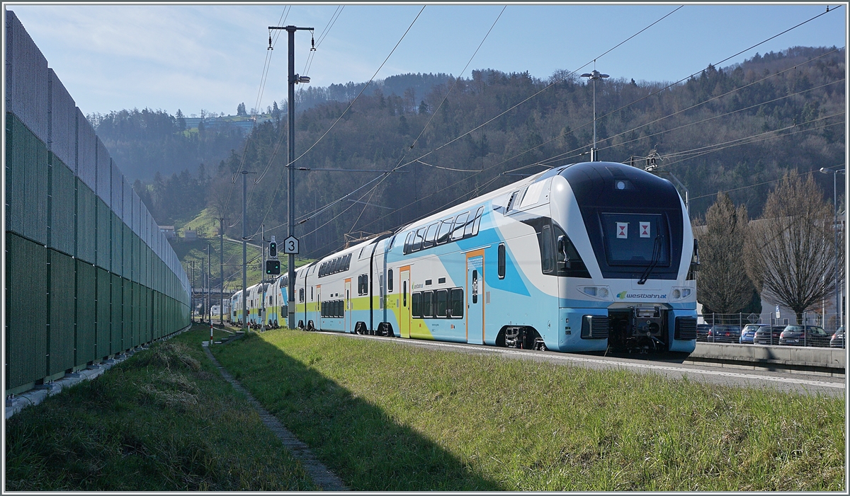 Die Stadler Eea 936 133-8 fhrt mit einem sechsteiligen Westbahn  Kiss 2  auf dem Weg in Richtung St. Margrethen in Rheineck durch. 23. Mrz 2021