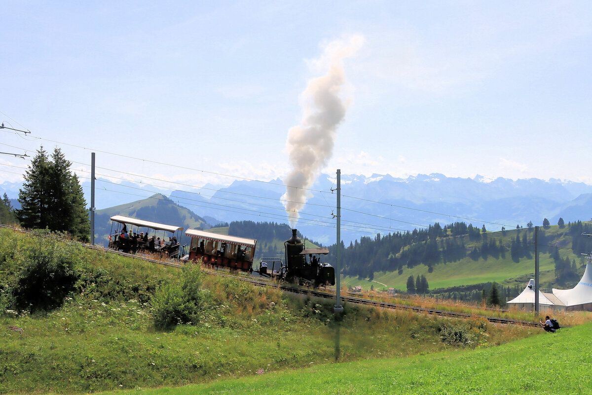 Die Stehboiler-Dampflok Nr. 7 von 1873 der Rigi Bahn: Aufstieg nach Rigi Kulm. 21.August 2021. Die Fahrten Rigi Staffel - Rigi Kulm erfolgten auf dem Gleis der Arth Rigi Bahn.  