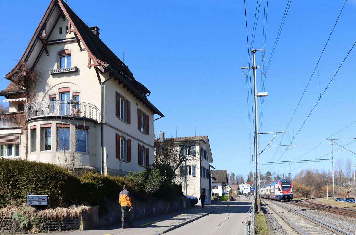 Die Strecke Uster - Wetzikon - Rüti ZH - Rapperswil: Einfahrt der S5 in den Bahnhof Bubikon, Flirt 511 033. Die S5 fährt hufeisenförmig von Zug aus über Affoltern am Albis, Zürich Stettbach, Uster nach Rapperswil und über den Seedamm nach Pfäffikon SZ. 5.März 2025  