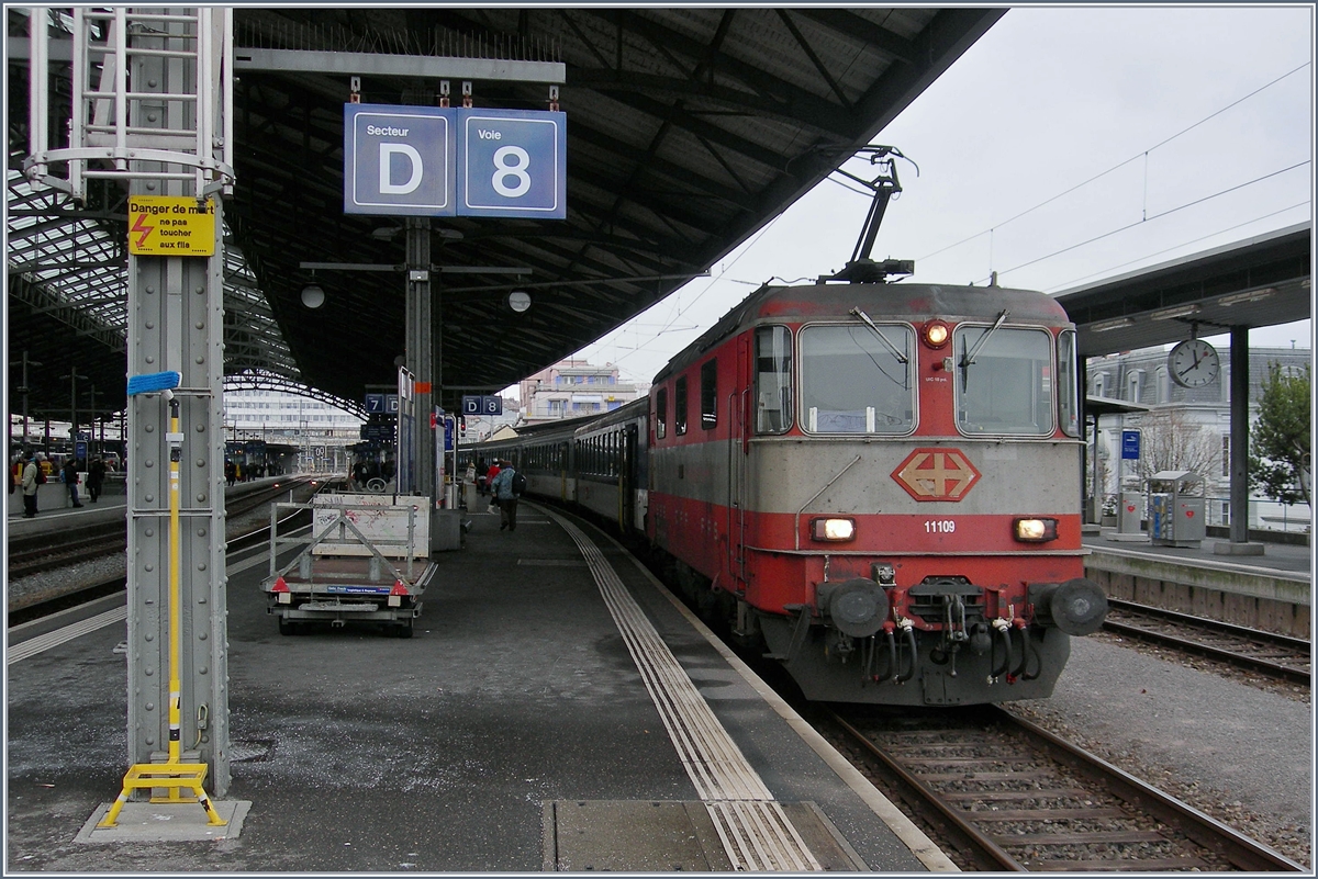 Die Swiss Express RE 4/4 II 11109 mit ihrem Ersatzzug für den IR 1714 beim Halt in Lausanne.
10. Jan. 2017