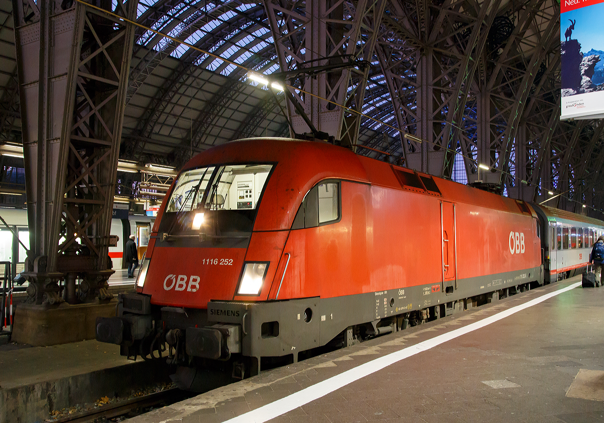 
Die  Taurus  1116 252-8 (A-ÖBB 91 81 1116 252-8) der ÖBB, als eine von zwei von dem im Sandwich gefahrenen EC 113 (Frankfurt - München - Klagenfurt mit Kurswagen nach Zagreb), am 27.12.2015 im Hbf Frankfurt am Main. 

Die ES 64 U2 wurde 2005 von Siemens unter der Fabriknummer 21201 für die ÖBB gebaut.

Früher (bis 2011) fuhr der EC 113 sogar von Siegen Hbf los, aber der Bahn waren es zu wenige Reisende die mit im fuhren. Einen Nachteil hatte es aber für die anderen Bahnen die in Siegen Hbf hielten, durch die Aufwertung zu EC/IC-Bahnhof (täglich ein EC von und nach Siegen), waren die Halte in Siegen teuer geworden.