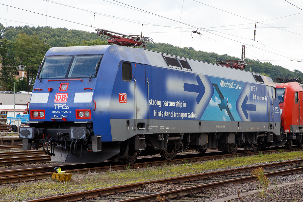 Die TFG Transfracht  AlbatrosExpress  152 135-0 (91 80 6152 135-0 D-DB) der DB Schenker Rail Deutschland AG steht am 19.09.2015 in Kreuztal im Abstellbereich.

Die Siemens ES 64 F wurde 2000 von Krauss-Maffei AG / Siemens in München unter der Fabriknummer 20262 gebaut.

Als Ersatz für die schweren E-Loks der BR 150 und für Einsatzgebiete der BR 151 / 155 wurde die Beschaffung der Drehstromlok der BR 152 (Siemens ES64F) eingeleitet, sie ist eine Hochleistungslokomotive aus der Siemens ES64 EuroSprinter-Typenfamilie für den schweren Güterzugverkehr, die auch für Personenzüge genutzt werden kann.

Die Baureihe basiert auf dem von Siemens konstruierten Prototyp ES64P. Da jedoch klar war, dass die Maschinen ausschließlich im Güterverkehr eingesetzt werden sollten und eine Höchstgeschwindigkeit von 140 km/h als ausreichend angesehen wurde, konnte auf die Verwendung von voll abgefederten Fahrmotoren verzichtet und auf den wesentlich einfacheren und preisgünstigeren Tatzlager-Antrieb zurückgegriffen werden. Dieser gilt durch die Verwendung moderner Drehstrommotoren bei niedrigen Geschwindigkeiten als relativ verschleißarm.

Technische Daten der BR 152:
Achsformel: Bo´Bo´
Länge über Puffer: 19.580 mm
Breite: 3.000 mm
Drehzapfenabstand: 9.900 mm
Drehgestellachsstand: 3.000 mm
Dienstmasse: 86,7 t
Höchstgeschwindigkeit: 140 km/h
Dauerleistung: 6.400 kW (8.701 PS)
Anfahrzugkraft: 300 kN
Stromsystem: 15 kV, 16 2/3 Hz